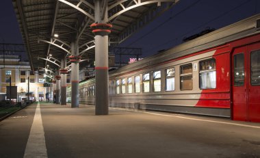 Moskova yolcu platformu (Savelovsky tren istasyonu) trende dokuz ana tren istasyonları, Moskova, Rusya (geceleri biridir) 