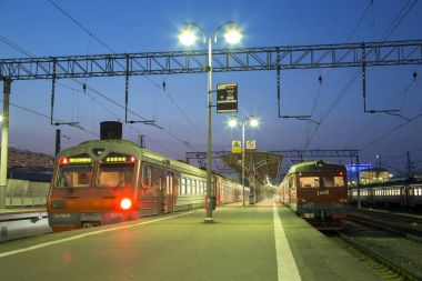 Moskova yolcu platformu (Savelovsky tren istasyonu) trende dokuz ana tren istasyonları, Moskova, Rusya (geceleri biridir) 