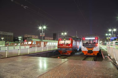 Moskova yolcu platformu (Savelovsky tren istasyonu) trende dokuz ana tren istasyonları, Moskova, Rusya (geceleri biridir) 