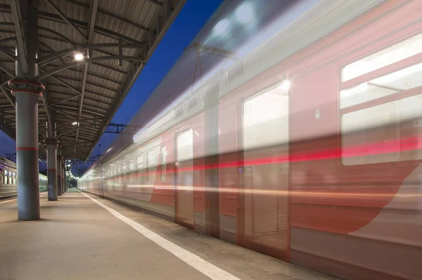 Train sur le quai des passagers de Moscou (gare Savelovsky) est l'une des neuf principales gares de Moscou, en Russie (la nuit ) — Photo