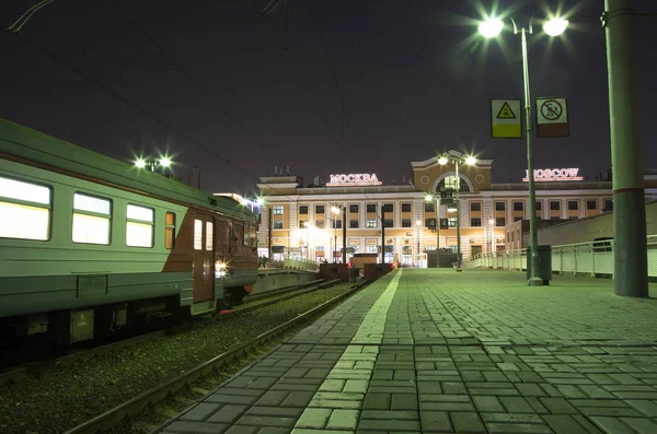 O trem na plataforma de passageiros de Moscou (estação ferroviária de Savelovsky) é uma das nove principais estações ferroviárias em Moscou, Rússia (à noite). ) — Fotografia de Stock