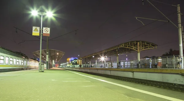 Поезд на Московской пассажирской платформе (Савеловский вокзал) является одним из девяти главных железнодорожных вокзалов Москвы (ночью) ) — стоковое фото