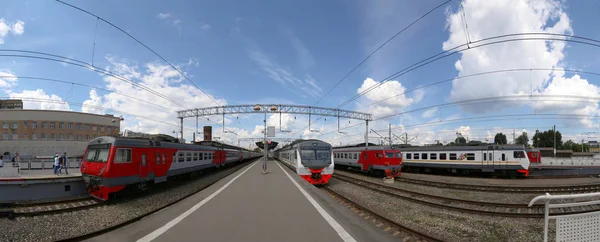 Der Zug auf dem Moskauer Personenbahnsteig (Sawelowski-Bahnhof) ist einer der neun Hauptbahnhöfe in Moskau, Russland (Panorama) — Stockfoto