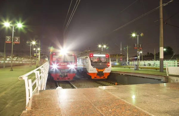 Train sur le quai des passagers de Moscou (gare Savelovsky) est l'une des neuf principales gares de Moscou, en Russie (la nuit ) — Photo