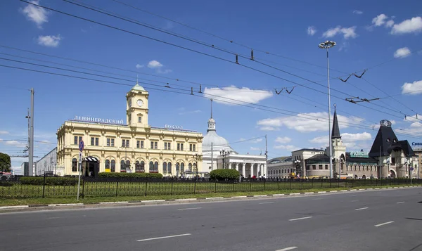 Historische gebouw van de Leningradsky railway station(Written Leningradsky railway station in Russian)--gevel is één van de negen belangrijkste treinstations van Moskou, Rusland — Stockfoto