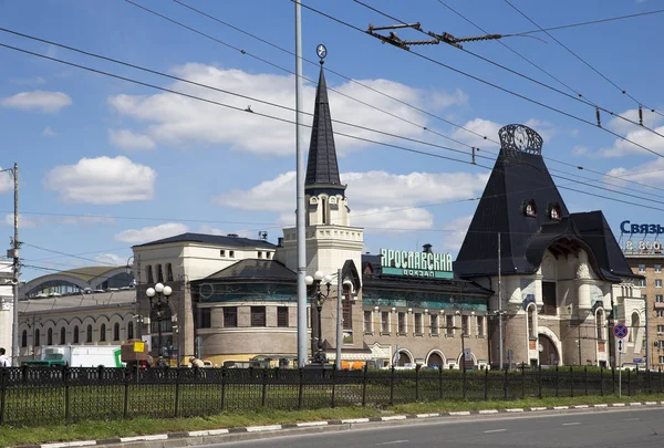 Jaroslavski treinstation gebouw (geschreven Jaroslavski treinstation in Russisch), Moskou, Rusland--is een van de negen belangrijkste treinstations in Moskou, gelegen op Komsomolskaya plein — Stockfoto