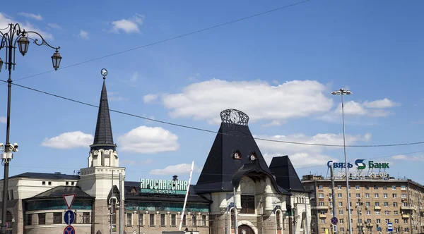 Edifício da estação ferroviária de Yaroslavsky (Escrito Yaroslavsky estação ferroviária em russo), Moscou, Rússia é uma das nove principais estações ferroviárias em Moscou, situado na Praça Komsomolskaya — Fotografia de Stock