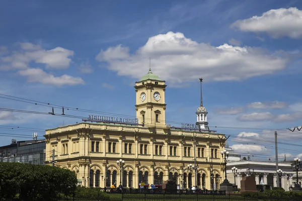 Elewacji zabytkowego budynku kolejowego leningradzki station(Written Leningradsky railway station in Russian)--jest jednym z dziewięciu głównych dworców kolejowych Moskwy, Rosja — Zdjęcie stockowe