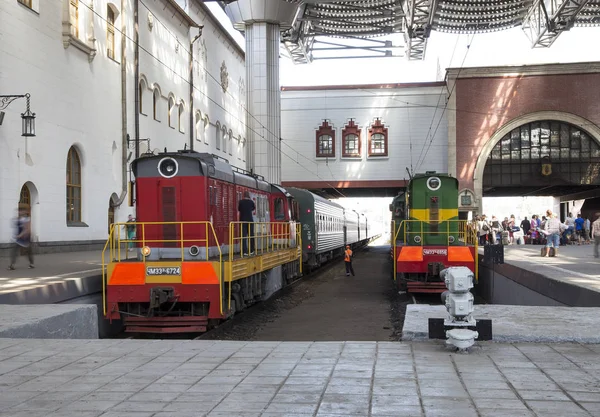 O trem no terminal ferroviário Kazansky (Kazansky vokzal) é um dos nove terminais ferroviários em Moscou, Rússia. A construção do edifício moderno segundo o desenho pelo arquiteto Alexey Shchusev começou em 1913 e terminou em 1940 — Fotografia de Stock