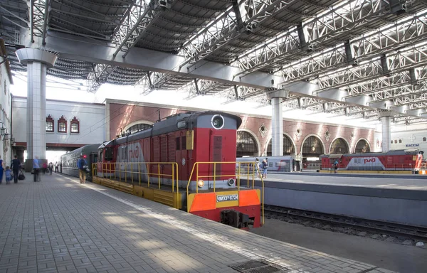 O trem no terminal ferroviário Kazansky (Kazansky vokzal) é um dos nove terminais ferroviários em Moscou, Rússia. A construção do edifício moderno segundo o desenho pelo arquiteto Alexey Shchusev começou em 1913 e terminou em 1940 — Fotografia de Stock