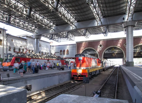 Treno su Kazansky terminal ferroviario (Kazansky vokzal) -- è uno dei nove terminal ferroviari a Mosca, Russia. La costruzione dell'edificio moderno secondo il progetto dell'architetto Alexey Shchusev iniziò nel 1913 e terminò nel 1940 — Foto Stock