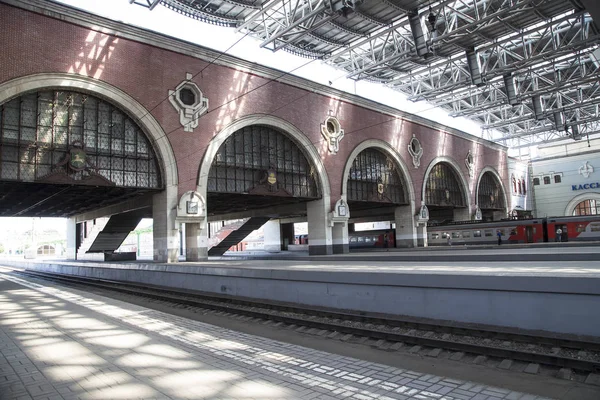 Pociąg na Kazansky terminal kolejowy (Kazansky vokzal)--jest jednym z dziewięciu terminale kolejowe w Moskwie. Nowoczesnej budowy według projektu architekta Aleksiej Szczusiew rozpoczęła się w 1913 roku, a zakończył w 1940 — Zdjęcie stockowe