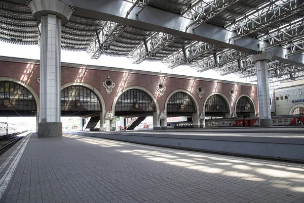 Tren en la terminal ferroviaria de Kazansky (Kazansky vokzal) es una de las nueve terminales ferroviarias en Moscú, Rusia. La construcción del edificio moderno según el diseño del arquitecto Alexey Shchusev comenzó en 1913 y terminó en 1940. — Foto de Stock