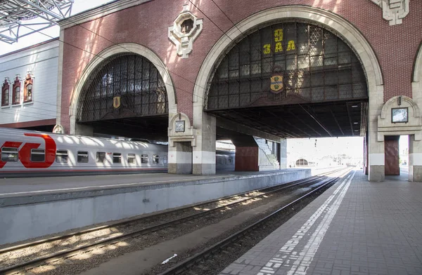 Tren en la terminal ferroviaria de Kazansky (Kazansky vokzal) es una de las nueve terminales ferroviarias en Moscú, Rusia. La construcción del edificio moderno según el diseño del arquitecto Alexey Shchusev comenzó en 1913 y terminó en 1940. — Foto de Stock