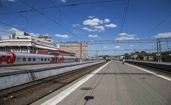 O trem no terminal ferroviário Kazansky (Kazansky vokzal) é um dos nove terminais ferroviários em Moscou, Rússia. A construção do edifício moderno segundo o desenho pelo arquiteto Alexey Shchusev começou em 1913 e terminou em 1940 — Fotografia de Stock