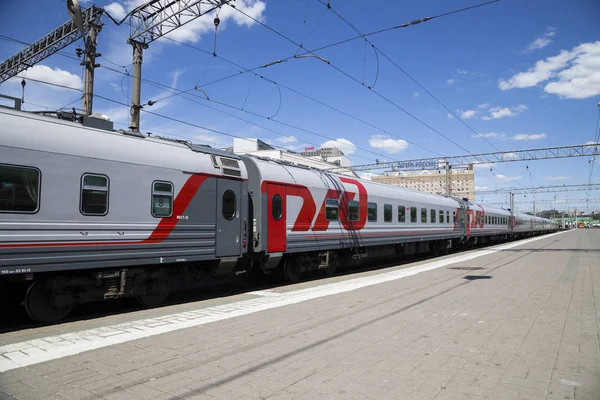 O trem no terminal ferroviário Kazansky (Kazansky vokzal) é um dos nove terminais ferroviários em Moscou, Rússia. A construção do edifício moderno segundo o desenho pelo arquiteto Alexey Shchusev começou em 1913 e terminou em 1940 — Fotografia de Stock