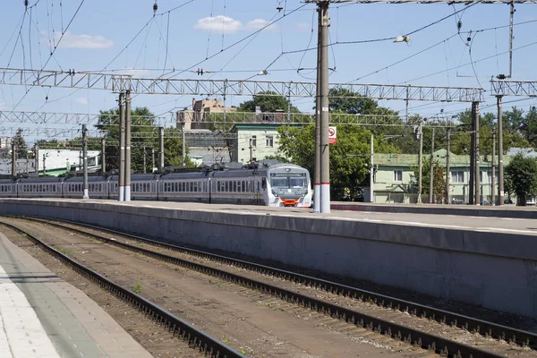 Treno su Kazansky terminal ferroviario (Kazansky vokzal) -- è uno dei nove terminal ferroviari a Mosca, Russia. La costruzione dell'edificio moderno secondo il progetto dell'architetto Alexey Shchusev iniziò nel 1913 e terminò nel 1940 — Foto Stock