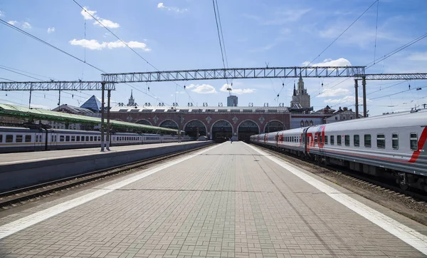 Treno su Kazansky terminal ferroviario (Kazansky vokzal) -- è uno dei nove terminal ferroviari a Mosca, Russia. La costruzione dell'edificio moderno secondo il progetto dell'architetto Alexey Shchusev iniziò nel 1913 e terminò nel 1940 — Foto Stock