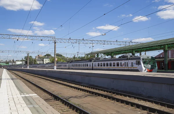 Tren en la terminal ferroviaria de Kazansky (Kazansky vokzal) es una de las nueve terminales ferroviarias en Moscú, Rusia. La construcción del edificio moderno según el diseño del arquitecto Alexey Shchusev comenzó en 1913 y terminó en 1940. — Foto de Stock