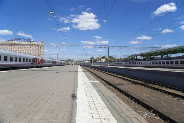 Tren en la terminal ferroviaria de Kazansky (Kazansky vokzal) es una de las nueve terminales ferroviarias en Moscú, Rusia. La construcción del edificio moderno según el diseño del arquitecto Alexey Shchusev comenzó en 1913 y terminó en 1940. — Foto de Stock