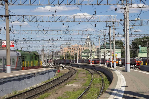 O trem no terminal ferroviário Kazansky (Kazansky vokzal) é um dos nove terminais ferroviários em Moscou, Rússia. A construção do edifício moderno segundo o desenho pelo arquiteto Alexey Shchusev começou em 1913 e terminou em 1940 — Fotografia de Stock