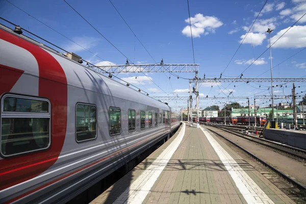 Treno su Kazansky terminal ferroviario (Kazansky vokzal) -- è uno dei nove terminal ferroviari a Mosca, Russia. La costruzione dell'edificio moderno secondo il progetto dell'architetto Alexey Shchusev iniziò nel 1913 e terminò nel 1940 — Foto Stock