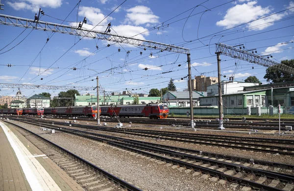Поезд на Казанском вокзале (Казанский вокзал) - один из девяти железнодорожных вокзалов Москвы. Строительство современного здания по проекту архитектора Алексея Щусева началось в 1913 году и закончилось в 1940 году — стоковое фото