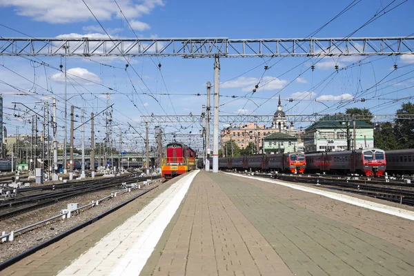 Train sur Kazansky terminal ferroviaire (Kazansky vokzal) est l'un des neuf terminaux ferroviaires à Moscou, en Russie. La construction du bâtiment moderne selon la conception de l'architecte Alexeï Chtchouev a commencé en 1913 et s'est terminée en 1940 — Photo