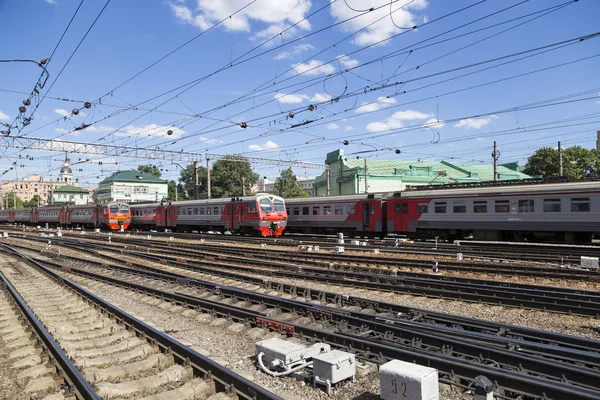Tåg på Kazansky Palyaudvar (Kazansky vokzal)--är en av nio järnvägsterminaler i Moskva. Konstruktionen av den moderna byggnaden enligt utformningen av arkitekten Alexey Shchusev startade 1913 och slutade i 1940 — Stockfoto