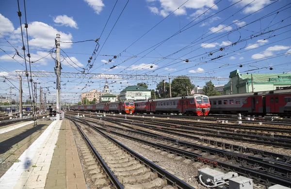 Treno su Kazansky terminal ferroviario (Kazansky vokzal) -- è uno dei nove terminal ferroviari a Mosca, Russia. La costruzione dell'edificio moderno secondo il progetto dell'architetto Alexey Shchusev iniziò nel 1913 e terminò nel 1940 — Foto Stock