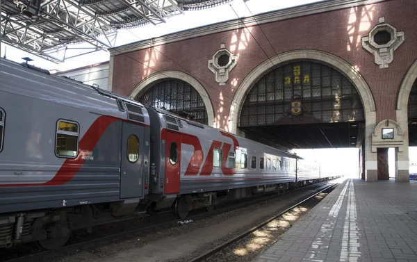 Train sur Kazansky terminal ferroviaire (Kazansky vokzal) est l'un des neuf terminaux ferroviaires à Moscou, en Russie. La construction du bâtiment moderne selon la conception de l'architecte Alexeï Chtchouev a commencé en 1913 et s'est terminée en 1940 — Photo