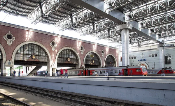 Pociąg na Kazansky terminal kolejowy (Kazansky vokzal)--jest jednym z dziewięciu terminale kolejowe w Moskwie. Nowoczesnej budowy według projektu architekta Aleksiej Szczusiew rozpoczęła się w 1913 roku, a zakończył w 1940 — Zdjęcie stockowe