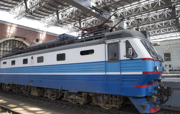 O trem no terminal ferroviário Kazansky (Kazansky vokzal) é um dos nove terminais ferroviários em Moscou, Rússia. A construção do edifício moderno segundo o desenho pelo arquiteto Alexey Shchusev começou em 1913 e terminou em 1940 — Fotografia de Stock