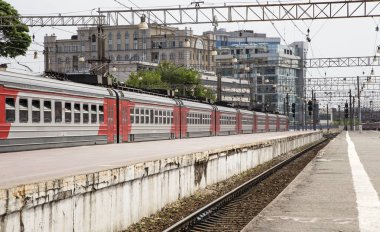 Trende Moskova yolcu platformu (Paveletsky tren istasyonu) Rusya'nın Moskova kentinde dokuz ana tren istasyonları biridir