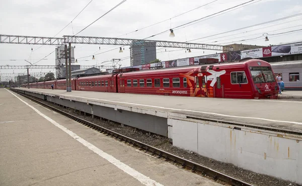 Aeroexpress trem vermelho é o operador de serviços de ligação ferroviária aérea em Moscou, Rússia — Fotografia de Stock