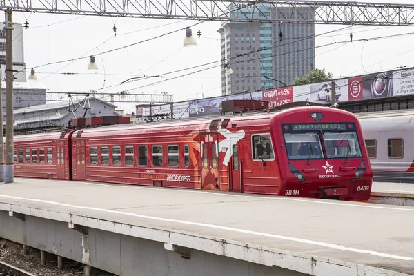 Aeroexpress tren rojo es el operador de servicios de enlace ferroviario aéreo en Moscú, Rusia — Foto de Stock