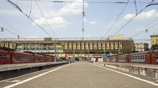 Tåg på Moskva passagerare plattform (Paveletsky järnvägsstation) är en av de nio viktigaste järnvägsstationerna i Moskva, Ryssland — Stockfoto