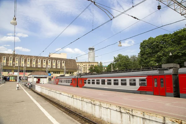 モスクワ乗用車プラットフォーム (パヴェレツキー駅) に到着の電車は、ロシアのモスクワで 9 つの主要鉄道駅の一つ — ストック写真