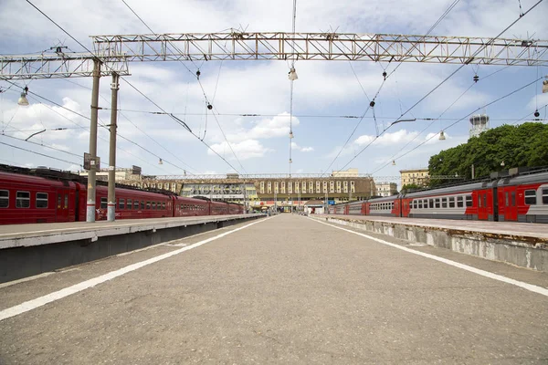 Trende Moskova yolcu platformu (Paveletsky tren istasyonu) Rusya'nın Moskova kentinde dokuz ana tren istasyonları biridir
