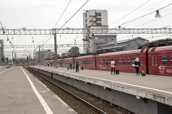 Tren en la plataforma de pasajeros de Moscú (estación de tren Paveletsky) es una de las nueve principales estaciones de tren en Moscú, Rusia — Foto de Stock