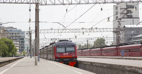 Treno sulla piattaforma passeggeri di Mosca (Paveletsky stazione ferroviaria) è una delle nove stazioni ferroviarie principali a Mosca, Russia — Foto Stock