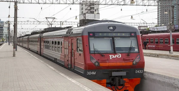 Поезд на Московской пассажирской платформе (Павелецкий вокзал) является одним из девяти главных железнодорожных вокзалов Москвы, Россия — стоковое фото