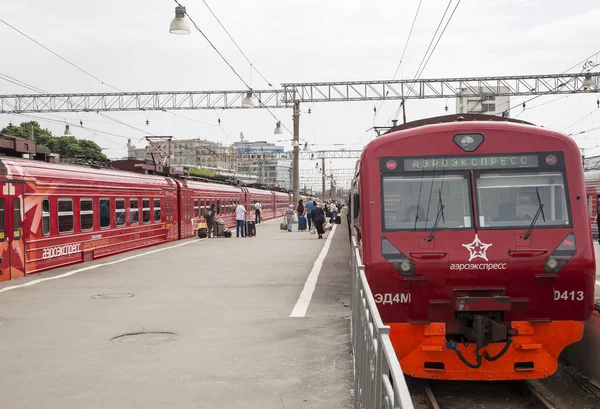 Aeroexpress treno rosso-- è l'operatore di servizi di collegamento ferroviario aereo a Mosca, Russia — Foto Stock