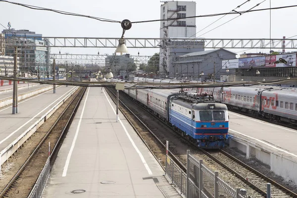 Trende Moskova yolcu platformu (Paveletsky tren istasyonu) Rusya'nın Moskova kentinde dokuz ana tren istasyonları biridir