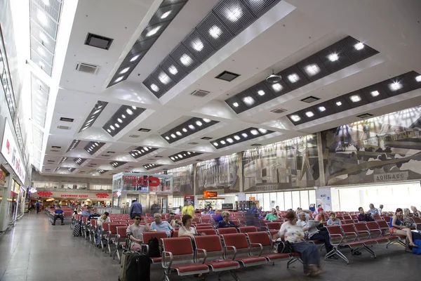 Innenraum des paveletsky-Bahnhofs -- ist einer der neun wichtigsten Bahnhöfe in Moskau, Russland — Stockfoto