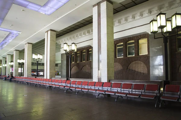 Интерьер Павелецкого вокзала - - один из девяти главных железнодорожных вокзалов Москвы — стоковое фото