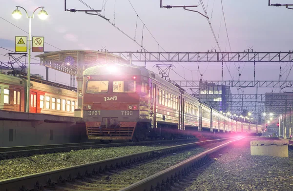 Train sur le quai des passagers de Moscou (gare Savelovsky), Russie (la nuit ) — Photo