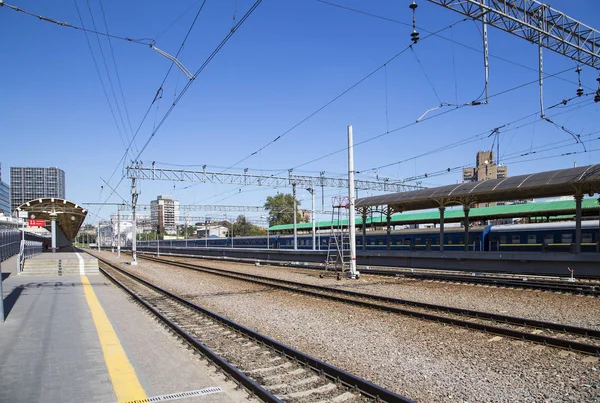 La piattaforma passeggeri (terminal ferroviario Kursky) è una delle nove principali stazioni ferroviarie di Mosca, Russia — Foto Stock