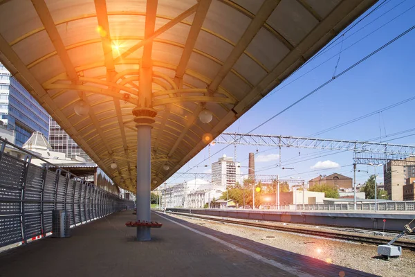 Plataforma de pasajeros (terminal de ferrocarril Kursky) es una de las nueve principales estaciones de tren en Moscú, Rusia — Foto de Stock