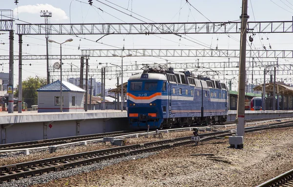 Train sur la plate-forme passagers de Moscou (terminal ferroviaire Kursky) est l'une des neuf principales gares ferroviaires de Moscou, en Russie — Photo
